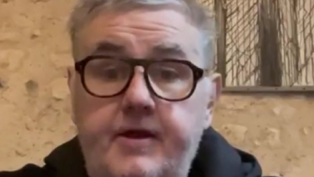 Un internaute traite Pierre M&eacute;n&egrave;s 'd'alcoolique', il r&eacute;agit - Source : capture d'&eacute;cran