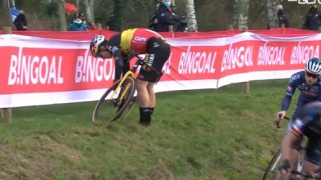 Wout Van Aert costretto a fermarsi nella gara di ciclocross di Hulst.