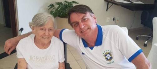 Bolsonaro ao lado da mãe, Olinda Bonturi Bolsonaro, que faleceu aos 94 anos (Reprodução/Redes sociais