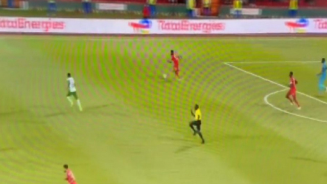 CAN 2021 : l'arbitre réalise le sprint de sa vie. Source : Capture Twitter