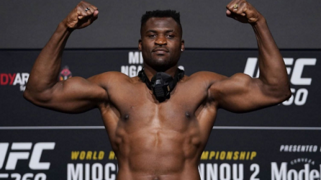 Francis Ngannou qui observe son adversaire avant le début du combat - Source : capture d'écran, Twitter