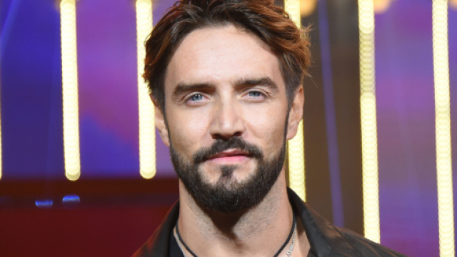 GF vip, Alex scrive un post su Twitter.