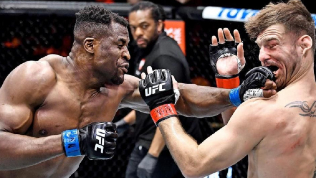 Francis Nganou écrase Ciryl Gane et conserve son titre de Champion du monde des poids lourds UFC - Source : capture d'écran, Twitter