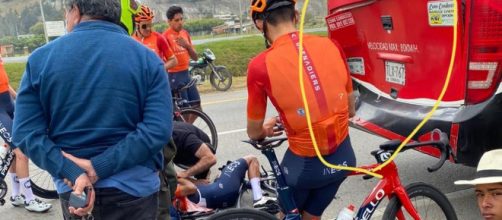 Ciclismo, incidente per Bernal: si è scontrato con un bus, si teme doppia frattura.