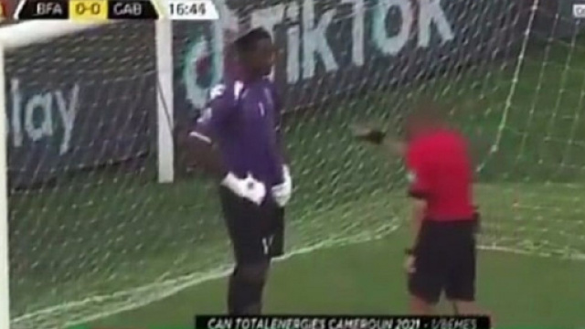 L'échange avec les micros entre l'arbitre et le gardien du Gabon fait le buzz - Source : capture d'écran, Youtube