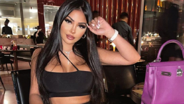 Maeva Ghennam assise près de son sac de luxe - Source : Instagram @maevaa.ghennam