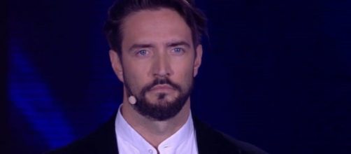 Grand Fratello Vip, Alex dopo l'allontanamento in diretta: 'Non è il mio gioco'.