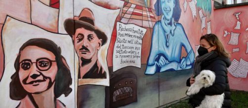 Un murale per Anna Frank sul muro della scuola primaria di Firenze che porta il suo nome.