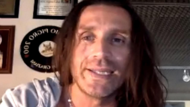 Sanremo, Povia partecipa ad una manifestazione 'no green pass' con altre 200 persone.