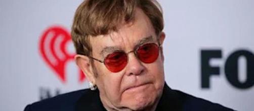 Malade, Elton John est contraint d'annulé deux concerts - Source : capture d'écran, Twitter