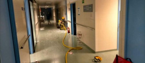 Bombers de la Generalitat acudieron con 5 dotaciones para controlar el incendio provocado por el cigarrillo y el oxígeno (Twitter/@bomberscat)