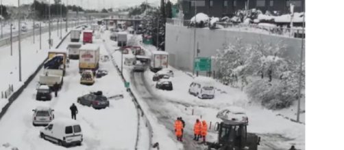 Snow traps thousands in Greece and Turkey, some flights resume at Istanbul airport (Image source: WION)