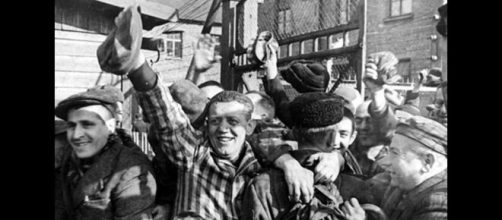 27 gennaio 1945: le truppe sovietiche liberano i detenuti del campo di concentramento Auschwitz.