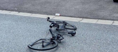 La bicicletta di Tom Pidcock distrutta dopo l'incidente dello scorso giugno.