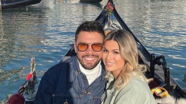 La tenue et la coiffure de Carla Moreau moquées le soir de son mariage, les fans ne comprennent pas - Source : Instagram