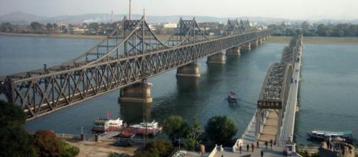 The bridge across the Yalu River connecting China and North Korea in Dandong (Image source: Prince Roy/Flickr)