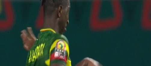 Amadou Aidara qui mime son adversaire lors du 8e de finale de la CAN 2021 - Source : capture d'écran, Twitter