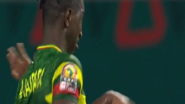 Amadou Aidara qui mime son adversaire lors du 8e de finale de la CAN 2021 - Source : capture d'écran, Twitter