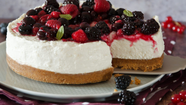 Torta di formaggio e mirtilli, un gradevole contrasto.