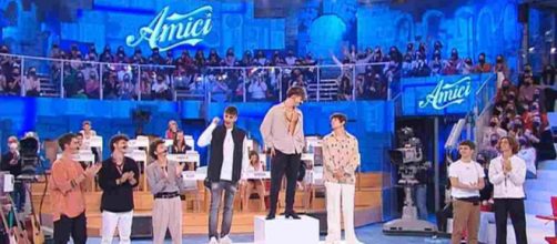 Amici 21, spoiler 30 gennaio: cantanti e ballerini si raccontano prima del serale.