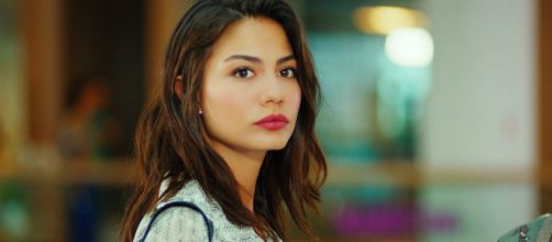 Demet Özdemir: dopo il successo di DayDreamer, torna in tv con una nuova serie romantica.