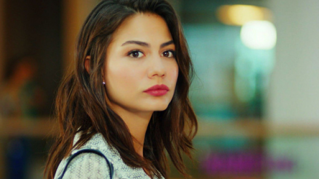 Demet Özdemir: dopo il successo di DayDreamer, torna in tv con una nuova serie romantica.