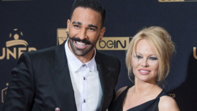 Adil Rami et Pamela Anderson (capture YouTube)