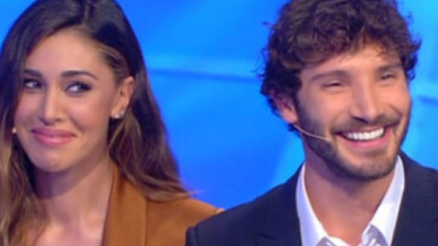 Belen e Stefano De Martino di nuovo complici: duetto e sorrisi ad un party milanese.