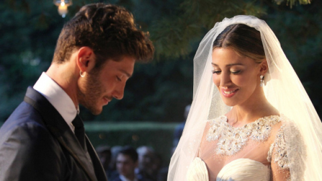 Belen Rodriguez e Stefano De Martino insieme ad una festa di compleanno tra canti e balli.