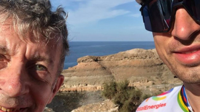 Ciclismo, Peter Sagan soccorre un turista scozzese riparandogli la foratura.