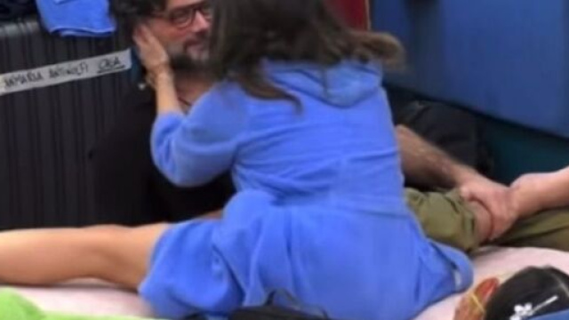 GF Vip, Jessica prova a baciare Bar&ugrave;.