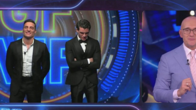 GF Vip, la regia interviene e rimprovera già Antonio: 'Devi stare attento col microfono'.