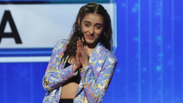 Giulia Stabile si emoziona per il gesto di alcune fan.