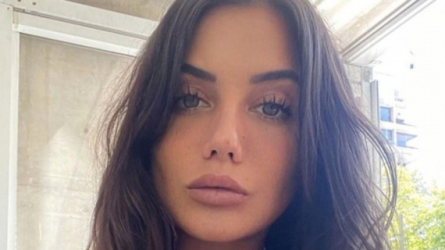 La ressemblance physique entre Julie Bertin et l'actrice américaine Piriyanka Chopra choque les internautes - Source : Instagram