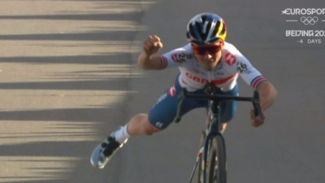 L'arrivo di Tom Pidcock ai Mondiali di ciclocross.