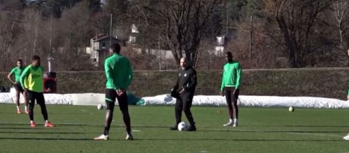 Pascal Dupraz en forme face à ses joueurs à l'entrainement - Source : Twiiter