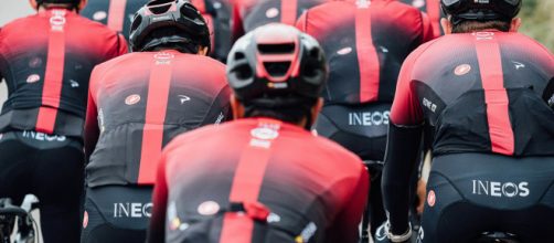 Ciclismo, la Ineos presenta la rosa: Carapaz al Giro, Bernal al Tour contro Pogacar.
