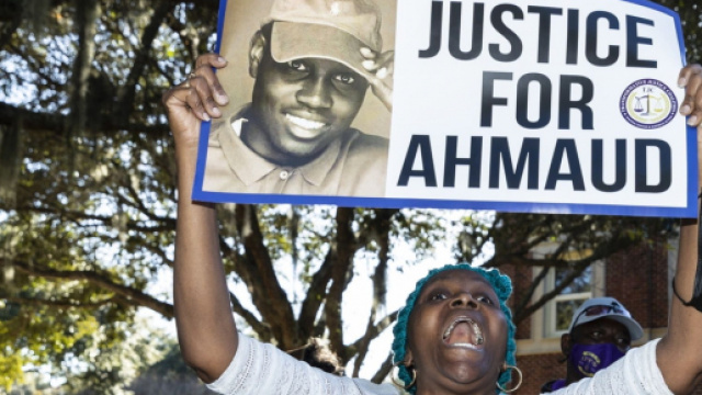 USA, gli assassini di Ahmaud Arbery condannati all'ergastolo.