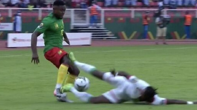 L'horrible faute de Steeve Yago après seulement 40 secondes de jeu indigne la Toile - Source: capture d'écran