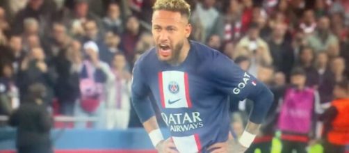 Neymar qui encourage Mbappé sur son penalty. (crédit Twitter)