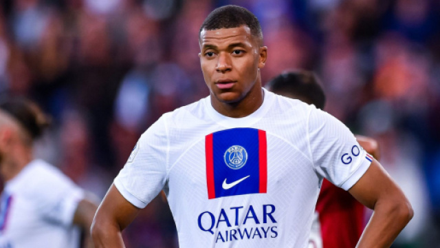 Mbappé frustré, voudrait partir du PSG dès cet hiver selon Daniel Riolo. (crédit Twitter)