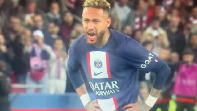 Neymar qui encourage Mbappé sur son penalty. (crédit Twitter)