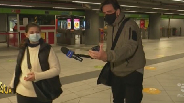 Valerio Staffelli e la sua troupe aggrediti in metropolitana da una boreggiatrice