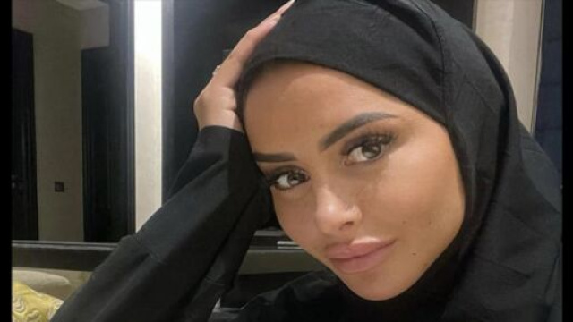 Marine El Himer (Les Cinquante) filmée en tenue de mariage traditionnelle au Maroc