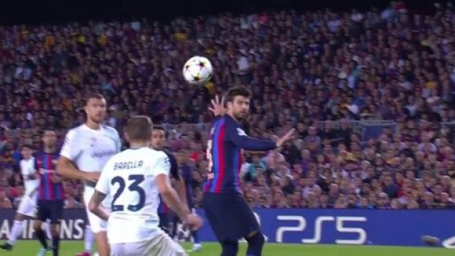 Piqué demandant à sa défense de rester tranquille sur le but de Barella déchaîne Twitter (capture YouTube)