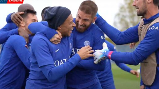 Mbappé tout sourire avec les autres joueurs du PSG. (crédit PSG TV)