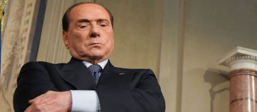 Fotografati gli appunti di Berlusconi che insultano Meloni: 'Prepotente e arrogante'