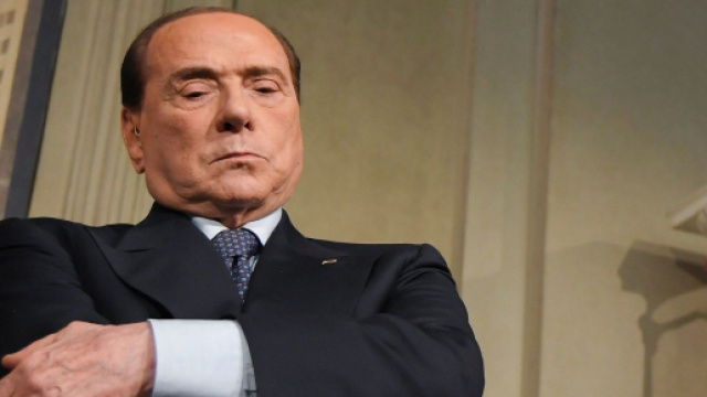 Fotografati gli appunti di Berlusconi che insultano Meloni: 'Prepotente e arrogante'