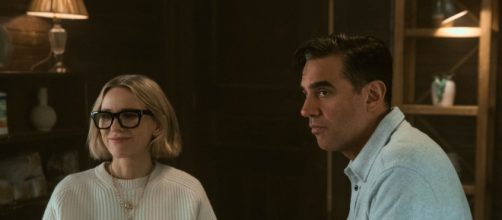 Naomi Watts e Bobby Cannavale em cena de 'Bem-Vindos à Vizinhança', nova minissérie de suspense da Netflix (Foto: Arquivo Blastingnews)