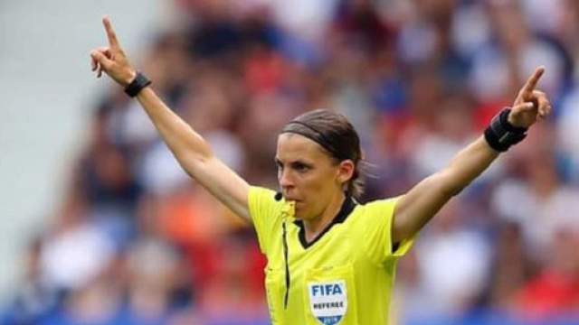 Rennes - OL : L'arbitre Stéphanie Frappart percutée, six personnes au sol, la vidéo buzze (capture YouTube)